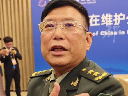 【北京香山论坛上,何雷中将给美方团长送上这件礼物】#何雷将军事科学院臂章送美方代表 第十届北京香山论坛举办期间,军事科学院原副院长何雷中将向北京日报都视频记者讲述了他与美方团长卡莱斯的一番互动。卡莱斯是美国国防部助理国防部长帮办中国事务主任,率团参加本届北京香山论坛。何雷说,他向卡莱斯赠送了自己所在的中国人民解放军军事科学院的臂章,并向卡莱斯表示,希望明年北京香山论坛她能和美国国防部长奥斯汀一起来参加。#何雷托卡莱斯给奥斯汀带礼物