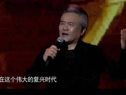 【高考作文题·深度思考】诗人阿紫经典作品《英雄》《英雄母亲邓玉芬》《我的祖国》《读中国》《致敬伟大的民族精神》等与2025年全国高考语文一卷作文题关联度的思考——一卷作文题“民族魂”围绕抗战胜利80周年纪念主题,从国家苦难的文学记忆出发,指向可歌可泣的民族新生,引导考生在情感层面与民族魂、时代精神同频共振。阿紫诗歌作品与该作文题目具有较强的关联性。
一、主题呼应
• 民族苦难与坚韧精神:阿紫的诗歌多有对民族苦难的描述,如《英雄》中提到“一把血淋淋的刺刀,挑开家门”“生养你的土地,被掠夺,被瓜分”,《英雄母亲邓玉芬》讲述了邓玉芬在日寇侵华时送亲人上战场的故事,这与作文题中从国家苦难的文学记忆出发相呼应,体现了中华民族在面对苦难时的坚韧。
• 爱国情怀与民族精神:《我的祖国》中“我是多么爱你,我的天空,我的土地”等诗句,表达了对祖国深深的热爱。《致敬,伟大的民族精神》更是直接歌颂了中华民族的伟大创造、奋斗、团结和梦想精神,与作文题引导考生感受民族魂、时代精神一致。
二、人物形象关联
《英雄》中塑造了众多英雄形象,如用胸膛护着亲人的兄长、浑身弹孔抱紧红旗的人等,这些英雄是民族精神的具象化体现。作文题虽然未直接提及具体英雄,但从抗战时期普通人的坚守等角度,也能与阿紫诗歌中所赞美的英雄人物相联系,他们都是在国家苦难面前挺身而出的人,展现了平凡人的伟大。
三、情感表达相通
阿紫的诗歌情感真挚,无论是对祖国的热爱、对英雄的赞美,还是对民族苦难的悲痛,都能引发读者强烈的情感共鸣。2025年高考作文题也注重传情达意,要求考生真正做到“情动于中而形于言”,阿紫诗歌在情感表达上为考生提供了很好的范例,启发考生如何用文字传递真情实感,去表达对民族魂的深刻感知。
总之,阿紫诗歌作品为理解和写作2025年全国高考语文一卷作文题目提供了丰富的素材和情感共鸣点,有助于考生更好地把握作文题目的主题和情感导向,从不同角度思考民族苦难、英雄精神、爱国情怀等,从而写出契合题意且富有情感和深度的作文。
——
2025年高考语文全国一卷作文题(三则材料)如下:
他想要给孩子们唱上一段,可是心里直翻腾,开不了口。
——老舍《鼓书艺人》(见全国一卷阅读II)
假如我是一只鸟,
我也应该用嘶哑的喉咙歌唱。
——艾青《我爱这土地》
我要以带血的手和你们一一拥抱,
因为一个民族已经起来。
——穆旦《赞美》