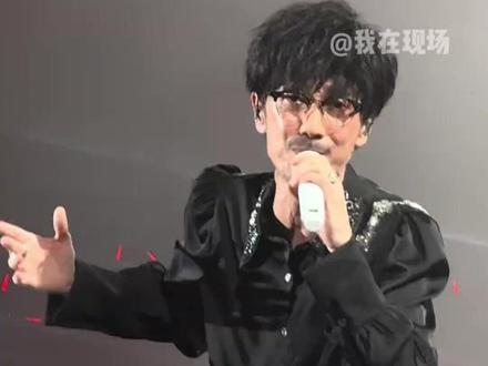 我就说没有人能忍住不看热闹的#周传雄广州演唱会 #周传雄 #弱水三千 #现场求婚