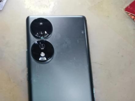 荣耀70三修,客户描述不充电,实际检测后是:电量只能降不涨,开关机也一样,扣了一下电池后会变。插一下超级快充线会显示电量变化长时插充电线电量显示无变化。不慌三修,上家该整的不该整的地方都整了,细心排查,终于找到原因,穿针引线(过程太长省略1000字)。排除故障,充放电正常。吐槽:吃鸡耗电太慢一把才1%不到。梦幻西游也不快,有没有耗电特别特别快的软件推荐一下兄弟们。听说王者荣耀耗电快但是不能挂机#芯片级维修 #安卓手机维修 #修手机 #成都手机维修 #荣耀手机维修