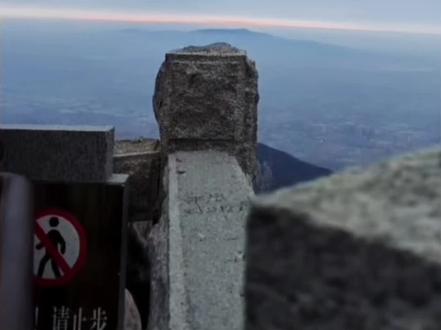 翅闹泰山日出2025.12.22 两个浪漫的疯子凌晨爬泰山,爬了六七个小时看日出。高歌一曲:人生几何能够得到知己~@张洪鸣_ @张翅 #张翅 #张洪鸣 #泰山 #日出 #知己