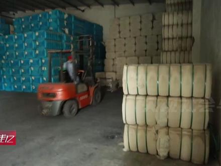 每件棉花包中,掏一块,再复原。#棉花大盗45人通宵掏棉花 #叉车司机1句话牵出2亿元大案 #媒体精选计划