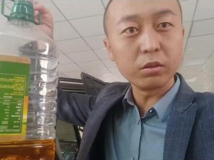 如果把食用油吴到入车里应该怎么去除异味与油渍呢?#我要上热门 #老车翻新 #抖音汽车 @DOU+小助手 @企业