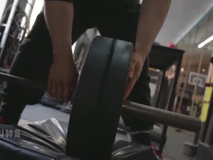 只是偶尔来一次的大强度训练,马克西姆将会休息一周来让肌肉恢复,请勿模仿,小心受伤。#马克西姆 #马克西姆腕弯举 #腕弯举 #傲慢之罪马克西姆 #日常训练