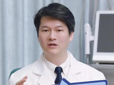 口周皱纹和眼部皱纹一样 也是从动态皱纹逐渐导致静态皱纹的,嘴巴周围覆盖着的一圈薄薄的肌肉,叫口轮匝肌,随着年龄的增长长期用到这块肌肉就会形成口周皱纹,针对这类皱纹如何来治疗呢? #抗衰 #口周衰老 #口周抗衰 #变美 #医学科普