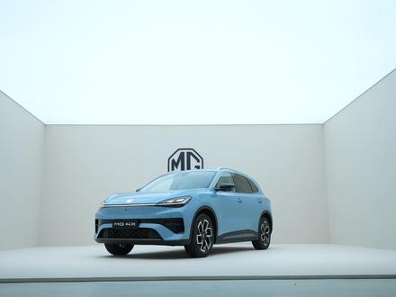 什么?后驱五连杆+半固态电池,MG4X太香了 #2026款MG4X
总结:
1. 入门半固态510km起步,10万级唯一后驱五连杆+半固态电池,11万级唯一后驱五连杆+宁王电池
2.地平线大牌智驾,同级最大超高清双悬浮科技屏,同级唯一隐藏式出风口
3.同级最优音乐律动氛围灯,同级唯一20mm软泡层座椅,同级领先前排舒适体验