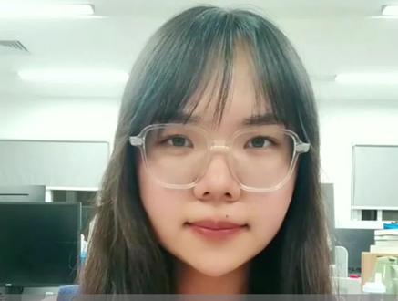 视评 | 赛场怒斥裁判压分,观众要学会只远观不近扰 #全红婵亚军 #粉丝怒斥裁判 11月22日,湖北武汉。2023年全国跳水锦标赛女子10米台决赛,陈芋汐夺冠,全红婵获得亚军。赛后采访时,疑似全红婵粉丝不满裁判打分,激动地喊:“就要说,就要说,我就要说,207、407给全红婵分打低了。”即便安保人员极力劝阻,但是该女子依旧我行我素。
不止在线下,在线上,各方的支持者也吵作一团,比如有人以“全红婵是世界冠军,结果到国内成了第二名”这个说辞,来质疑赛事的公平,但在运动场上,输赢不可预料,这也正是竞技体育的魅力。
如果运动员有异议,可以赛后申请体育仲裁,在360度无死角的摄像头下,一定能最大程度上保证运动员成绩的公平公正。
而坐在观众席上,我们就是观众,纵然有非常喜爱的运动员,也要理性看待每一场输赢,对比赛成绩不满意,动不动就说资本力量、有内幕、都是人情关系,这种想法幼稚又可笑,也是对赛场上运动员的不尊重,更是对体育精神的亵渎。
曾经在一个采访中,主持人问她俩,单人和双人哪个压力大。全红婵说,单人压力大,一个人站上去特别安静,就会感到紧张。而双人陈芋汐会站旁边跟她一起跳。陈芋汐回答,双人跳压力更大,因为双人跳中国只有她们一队,必须保证不能出错,才能为中国队获取这枚金牌。单人的话有全红婵在,她会更放心一点。
听了她俩的采访,我都觉得心软软,两位小姑娘的答案截然不同,但言语里都体现着对对方的依赖和信任,这也是体育精神的一种体现。她们在赛场上互相配合、互相竞争、互有胜负,是最好的对手,也是最好的队友。
虽然说一位优秀运动员的成长和崛起,过程中总会遭遇诸多困难,除了自身专业实力的打磨,还有外界对成绩的质疑、对失利的谩骂等等。但部分观众,打着“喜爱”的名号,行的却是偏激、无脑式追捧之举。这些行动给运动员所带来的负面影响已经远远超出你那点支持心了。畸形的“饭圈”式行为最好还是不要出现在竞技场上。作为观众,应该只远观不近扰,还这对跳水界的“双子星”一片干净的竞技场。