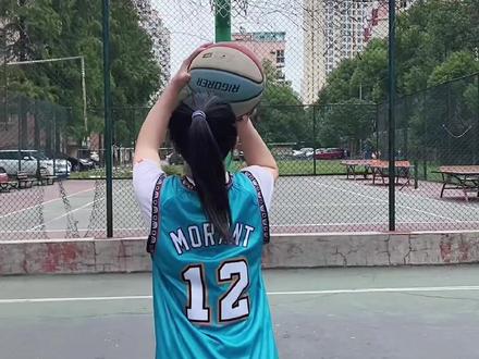 来了~ 谁问的新手如何开始练习投篮? 练起来吧~
#打篮球的女生 #投篮