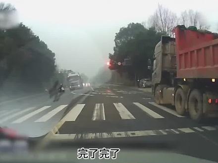 男子驾驶罐车遇闯红灯电车,急打方向躲避,谁来为此负责。#交通安全 #交通事故警示录 #生命线
