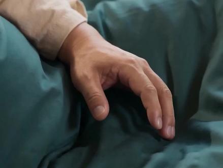 林渊被兄弟背叛,被卖至缅北矿场,生死之间意外觉醒鉴宝透视能力,凭借异能赌石破局,挫败苏家二叔与对手阴谋,成为苏家赘婿。此举让他卷入与苏振三、秦然等当地势力的纷争,并引起了华国商会的注意。为了换取回国机会,林渊利用异能不断应对挑战,最终找到背叛的兄弟施以复仇,完成逆袭,并抱得美人归,登上人生巅峰。#神瞳破局我靠鉴宝逆袭成王 #抖音短剧 #AI短剧 #逆袭