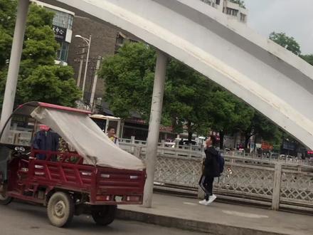 太危险了这是谁家孩子,也没个人管管#学校门口 #安全第一