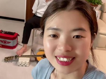 笑笑姐我要去韩国 我是94年的广西姑娘,也是您的铁杆粉丝,关注您好多年好多年了,从你是的女孩→你是妻子→你是妈妈→现在你是闪闪发光的自己,陪您一起哭过也一起笑过,深深感受到您一路走来的不容易。
就像我和我老公一样,我们走到今天也格外不易。我从广西远嫁山东,我的老公是一个特殊而不平凡的人,
他的歌声或许不是最动听的,但一定是最有生命力、最治愈人心的,我们一路互相扶持、彼此治愈,也希望能把这份不向命运低头的力量,带给每一个正在前行路上感到迷茫、疲惫的人。
让我们一起成为光,散发光,
姐妹们帮我们点点赞👍#笑笑姐我要去韩国 #笑笑姐 @笑笑姐👑送韩国游 @果果潼潼👧(朋友圈)