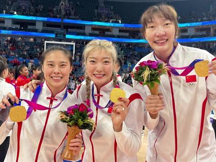 王思雨:最后坚守的三巨头!成四川女篮争冠核心:能重返国家队吗 王思雨复出盘活四川女篮;大赛核心席位基本锁定;缺阵仅降关键战容错率。王思雨 18+7 效率值登顶;世预赛入选毫无悬念;无她女篮内线定出线大局。王思雨攻防传全面拉满;宫鲁鸣力邀归队出征;缺阵女篮遇强敌更胶着。王思雨率川篮豪取六连胜;世预赛出征板上钉钉;无她出线概率仍超九成。#王思雨 #四川女篮 #WCBA #中国女篮 #中国女篮姑娘太棒了