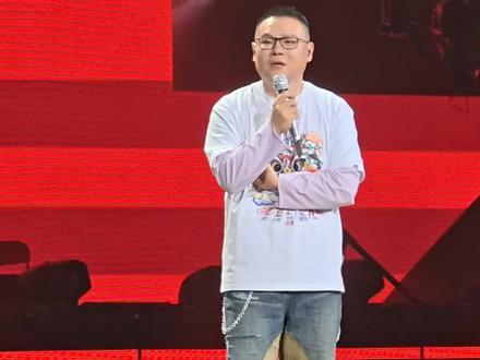#岳云鹏
很多人说岳云鹏不会唱歌🎤
岳云鹏说我非要唱
为了感谢歌迷送了台手机#岳云鹏演唱会