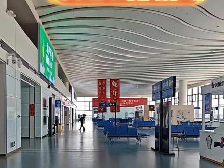 今天来到了2025新机场一一芜湖宣州机场,配套酒店、航站备餐楼完善,二期建设完成将能够起降波音737、空客A320等大型客机。近期目标为2030年旅客吞吐量达到175万人次,年货邮吞吐量为1万吨,预计年运输飞机起降将达到12245架次。在同类型机场中实施了机坪管线加油方案,成功吸引了中航油约1亿元的新增投资。
该机场还遵循“两个同步”确保地源热泵建设与绿色机场规划的同步推进,以及弱电系统建设与智慧机场谋划的同步实施。通过积极引进电子通关、自助值机、人脸识别等前沿技术,并运用无线传输、大数据、云计算等信息技术对机场业务流程进行改造,芜湖宣州机场实现了“小机场、大智慧”的运营目标。#芜宣机场