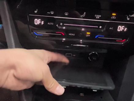 今天带大家看下#上汽大众 #途观L 如何安装#无线充电!#每天一个用车知识 #汽车知识 #汽车人共创计划 #懂车小知识 #汽车知识分享 #撸车日常 #带你懂车 #大众汽车