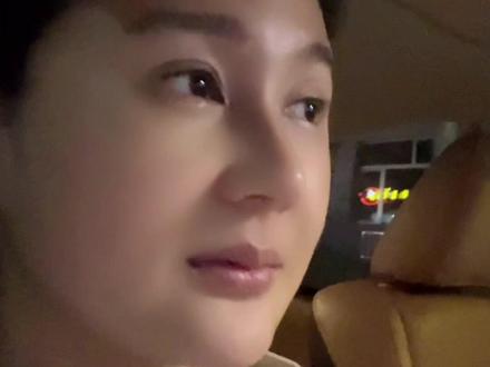 女儿问我,爸爸si了吗? 一年半的时间里,她经常问我,爸爸去哪了,想爸爸,但是我没办法给她一个满意的答案,我只能说爸爸去打仗了,但是那天我问了deepseek ,说短时间这个答案可以蒙蔽过关,长时间会导致认知障碍,问完以后我就暗下决心,下一次她再问我爸爸去哪儿的时候,我会放下面子,让她自己选择要不要给爸爸打一个电话,所幸很久她没提,今天竟然突然问爸爸是死了吗?我觉得我不能剥夺她和父亲接触的权利,虽然我们打了一年多的官司,虽然他并没有支付抚养费,虽然但是去年我让朋友告诉他让他看孩子他也从未提过要看孩子,作为母亲,孩子真的是软肋,我不想让她失望,我希望她快乐~#我找不到我爸了 #单亲妈妈 #爸爸去哪儿了 #单亲家庭