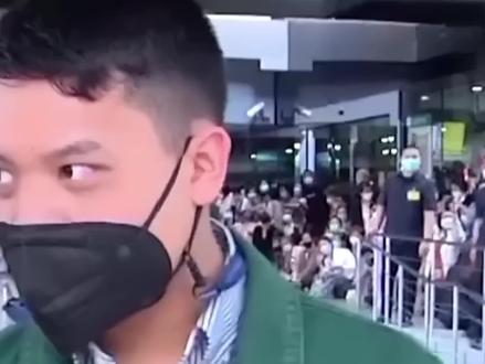 17岁提帮功深得民心,泰国老百姓们跪倒一片,匍匐跪拜小王子,王室支持率稳居榜首
