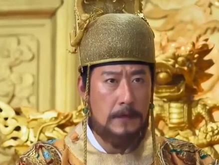 朱元璋换帅照后明孝陵火了 近日,一组朱元璋“换帅照”在社交平台引发热议,照片中朱元璋身着现代军装,神情威严,与历史形象形成强烈反差。这组创意图片迅速走红,意外带火了南京明孝陵景区。游客纷纷前往明孝陵,打卡朱元璋雕像,体验历史与现代的碰撞。景区内,不少人模仿照片姿势拍照,相关话题阅读量突破千万。明孝陵作为明清皇家陵寝的代表,因这波热度再次进入大众视野,成为近期文旅市场的一大亮点。