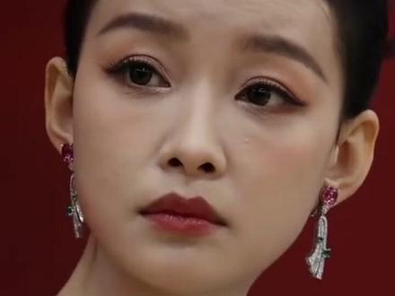 董子健,出生于名门世家,20岁成为影帝,21岁开公司,24岁结婚生子。他的演艺事业顺风顺水,凭借多部作品磨练演技,获得观众认可。然而,他与孙怡的婚姻在2023年8月8日宣布结束。
董子健被称为“京圈太子”主要是因为他的母亲王京花在娱乐圈的影响力。王京花是中国第一代文化经纪人,捧红了许多一线明星如陈道明、李冰冰、范冰冰等,因此她在娱乐圈有着极高的威望和资源。董子健作为王京花的儿子,自然被外界视为拥有强大的背景和资源,因此得到了“京圈太子”的称号。董子健在娱乐圈的成就也证明了他不仅仅依靠背景,而是凭借自己的实力获得了认可。他出道即获得影帝称号,26岁就资产过亿,这显示了他的商业头脑和演技实力。尽管他从小生活在娱乐圈的圈子中,但他并没有依赖母亲的关系,而是通过自己的努力在演艺事业上取得了成功。