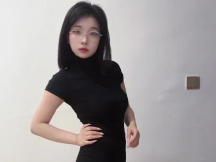 还记得去年只是发了一组泳照 平白无故就被很多人乱贴恶意标签 有人张口就说我是擦边女 还有人阴阳怪气讨论“万一是个好女孩呢”“别带坏年纪小的孩子”那些刺耳的话我到现在都记得 然后没想到就又拍了不同风格的照片 又有了骚扰我的两类私信 实在很难理解这些人的思维:总有陌生人私信来问我售卖袜子、高跟鞋这类离谱要求 真的很好奇说出这些话的人脑子里到底在想些什么正常东西?有这种怪异且低俗的癖好 反倒让人忍不住担心你们自身的心理状态
除此之外 还有数不胜数的揣测与羞辱 总有人跑来质问我“拍这种照片 你的男朋友或者老公不会介意吗” 甚至直接歪曲我的初衷 恶意揣测我是靠这些照片谋取利益 明明我只是单纯喜欢拍照 想要解锁各种各样不一样的风格 记录自己不同面的反差感 所有拍摄从头到尾都只是为了取悦我自己 从来不是为了迎合讨好任何外人更不存在别人脑补出来的不堪目的
拍照这件事于我而言意义早就变了 一开始 我是靠着不断尝试不同风格的照片缓解生活带给我的焦虑与内耗 到现在拿起相机记录自己纯粹是因为发自内心的开心 这只是我一个普通的兴趣爱好而已 可那些充满恶意、带有侮辱性的言语完完全全是在践踏我真心热爱的小事 顺带回应一下大家总关心的感情问题 之前我也在评论区和粉丝解释过:如果以后我有了稳定交往的对象 这个账号我不会再继续更新这类反差风格的照片 就算我依旧愿意更新日常 也只会分享对方镜头下普通又温柔的生活碎片 不会再拍现在这类风格
最后想送给那些思想龌龊、出口伤人的人:你心里装着什么样的东西,看待别人、看待事物就会带上什么样的滤镜,别用自己肮脏狭隘的想法随意定义、羞辱陌生人 不喜欢我的风格可以直接划走 没必要留下伤人的话互相添堵 咱们各自远离互不打扰 你有自己的生活、家庭、妻儿需要好好经营 与其花时间在网上恶意评判素不相识的我 不如把心思放在自己的日子上#取悦自己才是生活的王道 #拒绝恶意评判#甜妹的尽头是御姐吗 #甜妹的尽头是姐姐