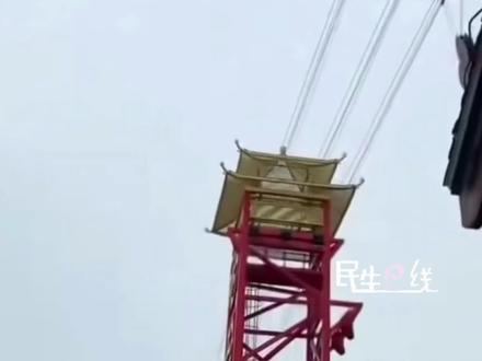 飞天索道突发故障
河头老街景区一家三口被困高空