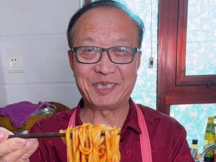 手工拉条子拌面做法,好久都没有吃了,拉条子劲道拌上自己喜欢的配菜,味道撩咋咧。#抖音美食创作人 #西北方言大挑战