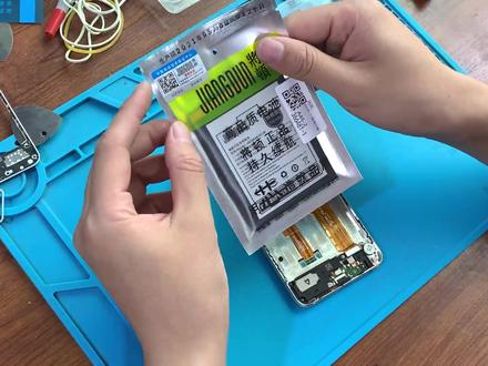 将顿华为荣耀8换电池教程honor 8更换手机内置电板维修拆机更换屏幕总成喇叭尾插拆机评测#修手机 #手机液晶屏幕总成 #修手机 #苹果手机 #数码科技 #电子元器件 #拆机 #男人的玩具 #苹果手机维修 #动力电池 #电子产品 #华为 #荣耀 #荣耀8 #华为维修 #华为手机