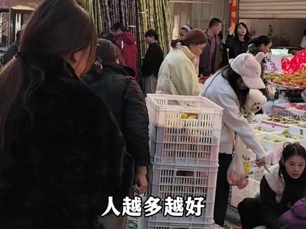 #杭州有条宝藏水果街火了温州老板选址在这条街开店,“人流量大,开了一个月每天营业额有20000元左右。”