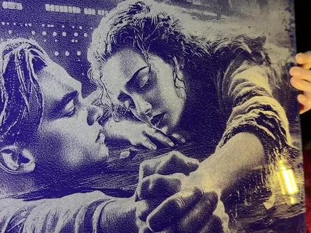 再次被传统的手艺惊到了,泰坦尼克号永恒的经典,妹妹用一把锤子敲出了泰坦尼克号,看到最后我都震惊了。 #手艺人#非遗#琉璃画