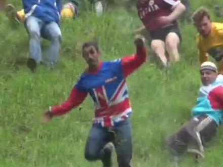 滚奶酪比赛,为啥所有人都会摔倒? #涨知识 #科普 #体育精神