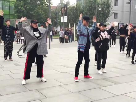 #张艺兴 三里屯快闪《SHEEP》