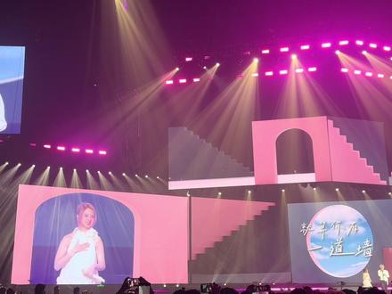 #颜人中上海演唱会 和郭静姐姐合作的《心墙》也好好听。