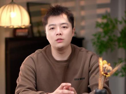 一个视频提升直播码率!!! 直播码率太低,画面模糊不清晰,该怎么样去做提升呢?首先导致直播码率低,它的因素有三种,电脑硬件、网络以及直播设置。电脑硬件的配置需要达到这个清单水平,着重点在于显卡。如果你的电脑配置不够,显卡不支持硬件编码,那么就只能靠CPU软编去进行推流,码率也就推不上去了。其实网络直播码率码率设置这里你可以看到码率会被网络波动影响。开播之前我们先进行一波网络测速,这里的上行速度最好可以达到50兆以上,最低也要有30兆的开播门槛。如果达不到这个速率,码率也推不上去。最后是我们的直播设置的问题,视频码率这里我们直接设置为一万视频编码,选择硬编,然后下拉高级设置编码档位,选择高速率控制,选择CBI恒定码率,这样可以保证你的码率可以维持一个高状态,开播码率有效提升之后,你的画面也自然就清晰了。今天的分享就到这里,还有不懂的小伙伴可以私信或者留言哦。#高清直播间搭建 #高清直播间灯光调试 #干货分享