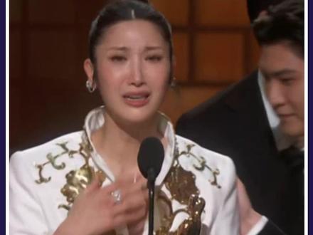 奥斯卡:韩媒质疑主办方因种族歧视执行双标 当地时间3月15日晚,在第98届奥斯卡金像奖颁奖礼上,《K-Pop:猎魔女团》斩获两奖。主创EJAE感言超时致搭档发言时退场音乐响起……韩媒《每日经济》援引典礼转播主持人安炫牟的话报道称,“获奖者有这么多人…”“之前短片奖的获奖感言时间就相当长”,认为主办方有种族歧视之嫌。#奥斯卡 #韩国猎魔女团 #种族歧视