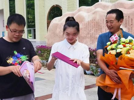 恭喜!芷江一中蒲星潼同学收到清华大学录取通知书!