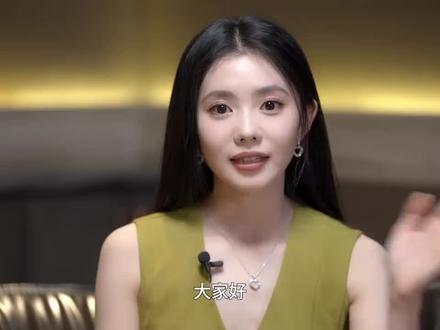 忆秦娥为什么有三个名字 #刘浩存 #刘浩存演技 #电视剧推荐 #追剧 #忆秦娥 三次改名暗示着三次命运跃迁:易来弟生在泥土,易青娥长在磨难,忆秦娥活成传奇。浩存理解真透彻,难怪能够演的如此好大爆,虽然结尾中间有点迷,但四个老师和老公儿子的返场是如此的感人,这是对年代剧封神升华了,就像结尾说的“戏谢幕,人散场,但秦腔还在,千年万年,生生不息”。感谢央视的报道,知道这么一个宝藏的剧。