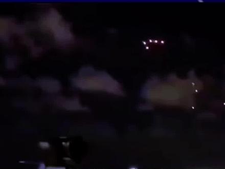 伊朗连续十波次导弹齐射,这一情况证实:东风17打击美军航母不存在任何问题#军事科普 #军迷发烧友 #军事爱好者