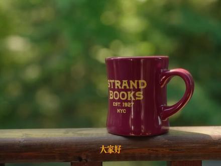 油管大神Riza拉片 | 拆解创作技巧 一、构图的选择
当我们拍摄我们的vlog可以跟她一样,多拍特写,特写的连续运用可以制造影片镜头间的节奏感,这样就不会一个全景拍到底显得很沉闷。
对称性的构图往往会让人比较舒服,同时也是不太容易出错的构图。
运用物品特写可以作为道具,来起到不同段落之间的转场作用,这个方法在我们不知道如何转场的时候也十分有效。
Riza的 一周vlog 每天的日期都会运用不同的方式来呈现,我们可以借鉴她的方法让每一天的转场都丰富起来。
二、声音处理
音乐对影片情绪烘托是十分重要的,转场的时候切换音乐,让影片从听觉上也切换到下一个段落。
当我们说话的时候音乐可以适当调小一点,这样不仅能让观众聚焦我们的旁白,也可以制造一些声音上的节奏。
合理运用声音的J-cut剪辑,让声音先进入画面,可以更平顺的过渡到下个场景。
当一个段落要讲述完成的时候,也配上音乐的结束段落。
三、剪辑技巧
运用类似标题字体的静态画面可以作为一个分隔符,有效分割两个场景段落。
通过跳剪可以省略掉冗长的内容,让段落更精炼。
通过多机位捕捉画面、增强观众的在场感。
通过台词切换不同的镜头,可以很好匹配旁白。
不同 场景的口播讲述我们可以换一个角度,换一个灯光效果,换时间段、动作等等
四、拍摄技巧
使用滑轨进行横移延时拍摄,展现自己工作或学习的过程,实现时间压缩。或者,固定机位拍摄后,在后期使用关键帧放大画面,也能模拟出类似效果。
利用不同镜头焦段进行拍摄,可以在前期就实现画面分割或构图变化,丰富视觉层次。
影片不必要求每个镜头都过于刻板或精致。适时使用运动相机拍摄,加入一些主观视角镜头(POV),能让影片更显真实和生活化。
希望这期拆解对你的Vlog创作有启发!如果你喜欢本期视频的话,欢迎关注,点赞,收藏,,这对我很重要。我会持续分享创作干货。我们下期见!
#vlog拍摄 #拍出电影感 #电影感vlog #vlog日常 #拍摄技巧教学