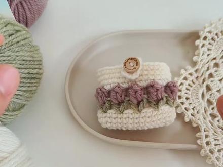 郁金香耳机包教程 采用苏苏姐家莫兰迪8,色号:27樱落、39米白、50豌豆绿,钩针2.8mm@苏苏姐家官方旗舰店 #钩针教程 #编织教程 #手工 #毛线 #内容启发搜索