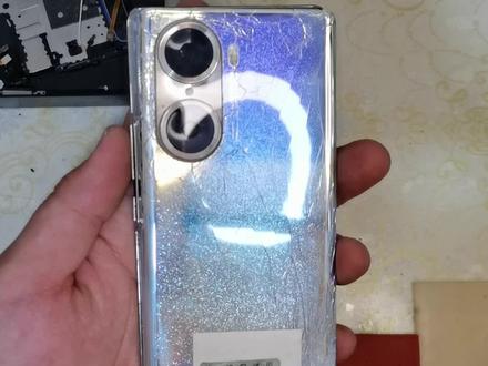 #荣耀60换屏 #荣耀60换后盖#手机维修 #手机店日常 今天一个老弟自己买了带框屏幕总成和后盖,都是在淘宝买的,屏幕240,原装带框的,后盖60,可惜是个仿的,都给他换好收取了50元手工费,哈哈哈,你说这钱来得快不快