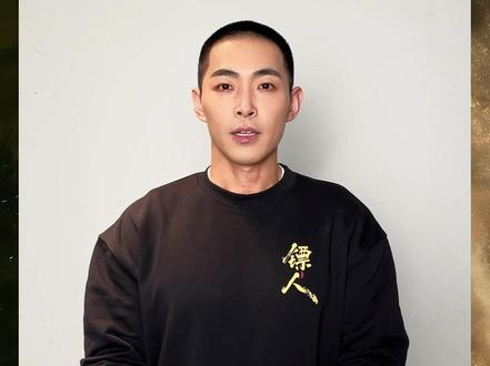 马孔多 ×《镖人》武者,炼一口气,跑者,修一颗心。 阿罗汉扮演者白那日苏,与您共敬这大好天地,更敬永在途中的自己。马年就穿马孔多,大年初一看《镖人》!
#马孔多 #镖人 #跑步就穿马孔多 #春节 #马年就穿马孔多