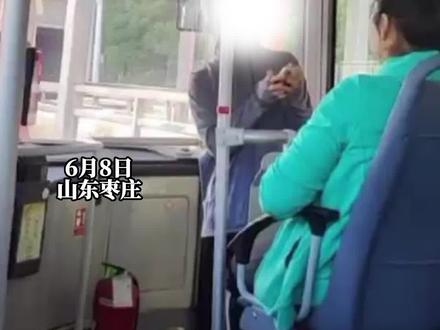 女子不顾公交司机劝阻,强行按下紧急开关从前门下车,律师:可能涉嫌妨害城市公共交通运营安全。#我要找律师 #女子坐公交强行开前门下车