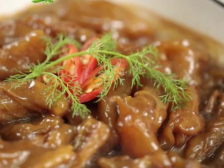 牛筋是大家接触的较少的食材,尝过的人都对它爱不释手。周厨版京葱烧牛筋,赶紧收藏吧