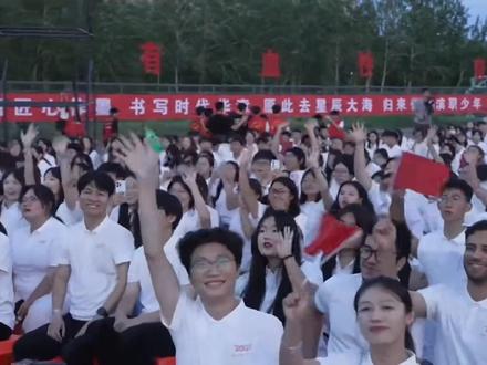 滨州职业学院学生毕业典礼歌曲串烧|一首歌曲串烧成为无数毕业生 的集体记忆。《明天你好》寄托对未来的期许,《那些年》回望青涩时光,《世界赠予我的》感恩所有遇见,《离别开出花》将不舍化作祝福。
#明天你好 #那些年 #离别开出花 #青春不散场 #2026毕业季