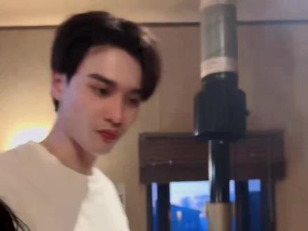 自己桌不够吃拿着碗到处跑嘛哈哈哈哈哈#kengnamping #keng #namping