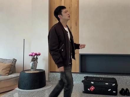 嫁给一个rapper是什么体验? 就是天天在家给你开演唱会#rapper的日常 #居家演唱会 #夫妻那些事 #宝石gem