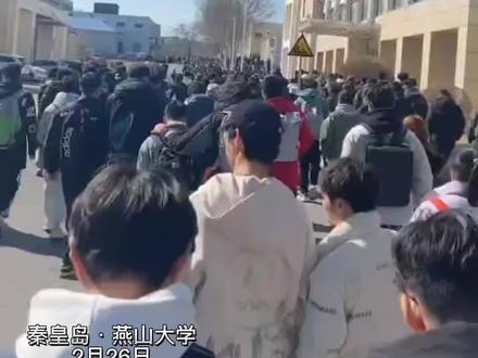 大学生上课如同上朝 一眼望去全是男生#燕山大学 #校园 #燕大趣事 #采访