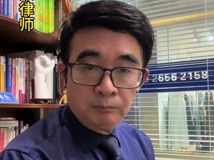 丢失38年的瑾汐终于认亲回家,认亲现场父母亲戚狂塞红包 38年,那个因超生丢失的孩子,终于回家了
38年前,因超生的无奈,小小的瑾汐与父母失散,从此踏上不同的人生轨迹。38年间,父母从未停止寻找,他们在岁月里背负着愧疚,每一个夜晚都盼着孩子归来;瑾汐也在茫茫人海中努力追寻,渴望找到血脉相连的家人。
当认亲那一刻,父母满含泪水说着“对不起”,晒出红包的举动,没有华丽的仪式,却满是最朴实的爱意与弥补。这或许就是最实在的认亲,没有惊天动地,只有血浓于水的深情与重逢的喜悦。
看到这样的场景,不禁让人思考:在时代的洪流中,还有多少因特殊原因失散的家庭在苦苦寻觅?又该如何避免这样的遗憾再次发生呢?