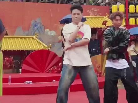 都太狠太拼了,这趟万岁山完全卸下了偶像包袱哈哈哈@亦成(团队招人) @五 @张然博💙(亦成团队) @果果🍎(亦成团队) @豹纹表哥🔥(亦成团队) @云璟☁️(亦成团队) @雪花❄(亦成团队) @AiL.(亦成团队) @莫凡🐰(亦成团队)